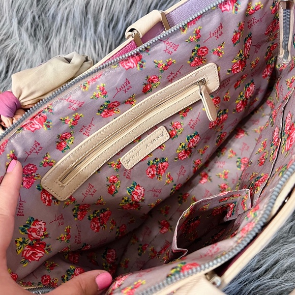 Betsey Johnson  "Sand" Heart Embossed Satchel Purse Bag - Picture 3 of 9